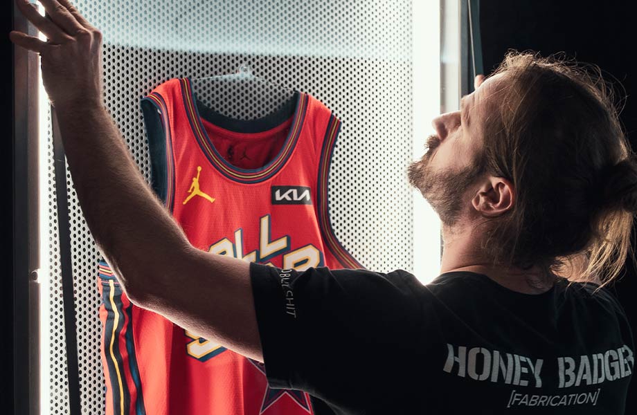 Trabajador instalando un All Star jersey en exhibidor