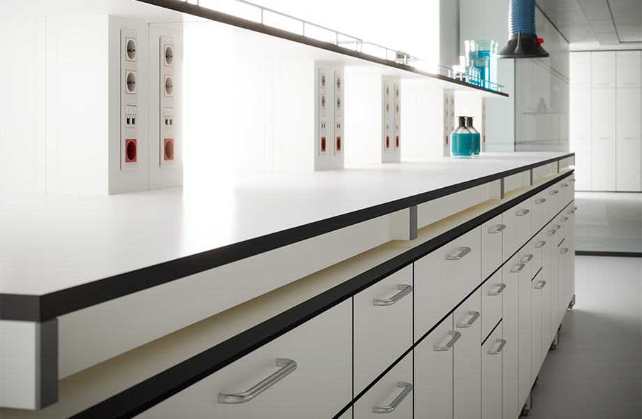 Un environnement de laboratoire qui met en valeur le modèle VP106 Blanc Pur de Trespa® TopLab®.